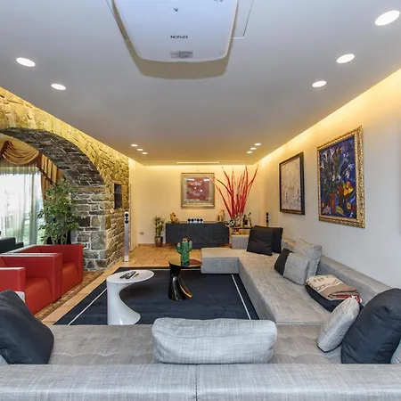 Benni's Mansion - Iconic In Valley Villa